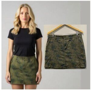 St. Johns bay Green Floral Cargo skort size 10